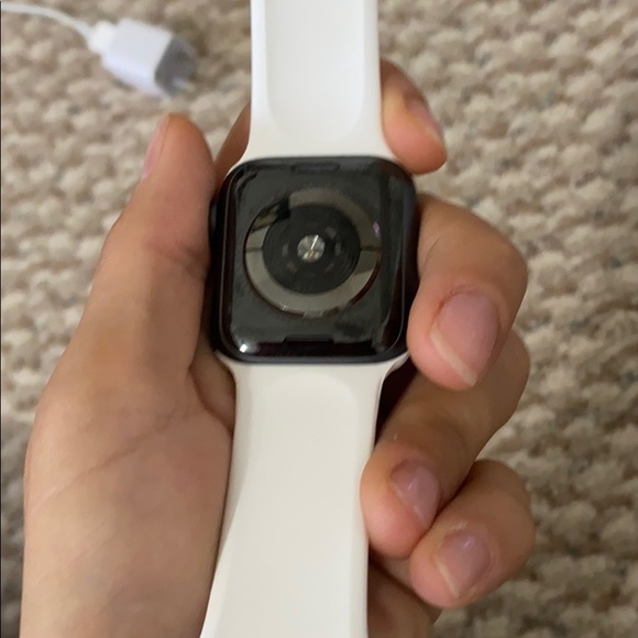 Apple Watch series 4, 40 MM - Picture 3 of 5
